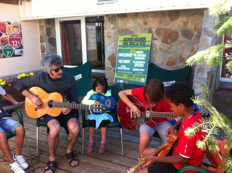 Aprendiendo a tocar la guitarra en Sierra Nevada