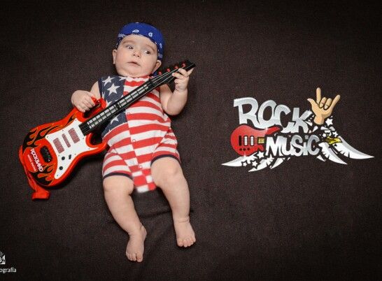 Bebé con guitarra eléctrica